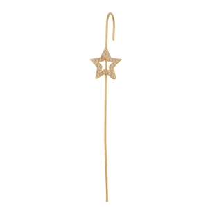 Nahaufnahme der goldenen Stern-Ohrklemme mit funkelnden weißen Zirkonia-Kristallen