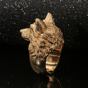 Detailed close-up of a golden hip hop wolf head ring featuring intricate textured fur lines