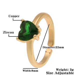 Détail d'une bague ajustable en cuivre plaqué or avec zircon vert taillé en cœur