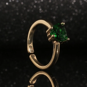 Bague élégante plaquée or avec grand zircon vert en forme de cœur et anneau ouvert