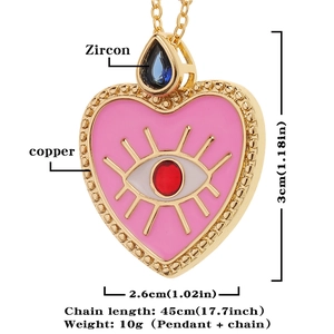 Detail van roze emaille hart hanger met duivels oog en blauwe zirkoon op koperen ketting