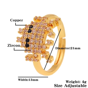 Macro d'une bague crabe en cuivre plaqué or avec zircons et guide des dimensions