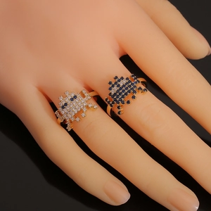 Ensemble de bagues style pixel avec zircons bleus et blancs sur plaqué or