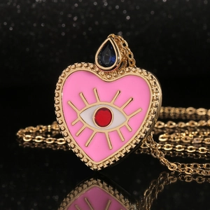 Roze hart Evil Eye hanger ketting met blauwe edelsteen op zwarte spiegel