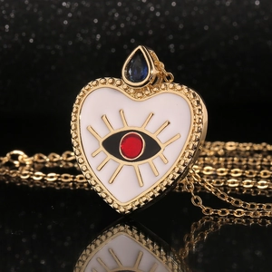 Elegante gouden hart hanger ketting met blauwe edelsteen en emaille duivels oog detail