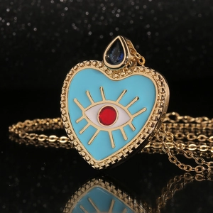 Gouden hartvormige Evil Eye ketting met blauw emaille en kristallen hanger detail