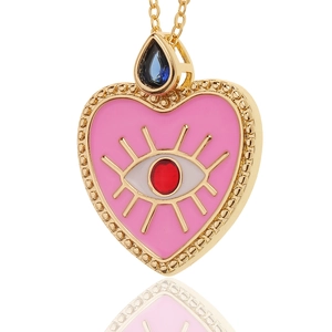 Macro-opname van de hartvormige boze oog hanger met roze emaille en rode edelsteen