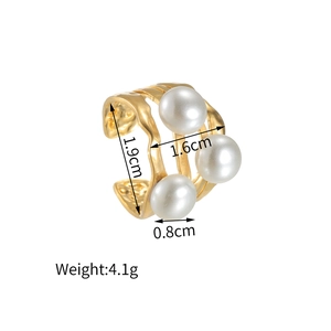 Détail de la bague vague triple couche avec trois perles montrant la hauteur de 1,9 cm
