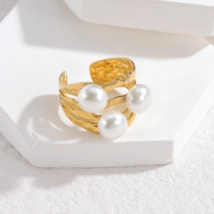 Bague ouverte multicouche en acier doré 18 carats avec trois perles et texture martelée