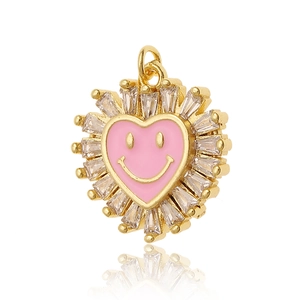 Makroaufnahme von Herzanhänger mit rosa Emaille-Smiley und Baguette-Zirkon-Steinen