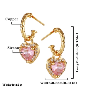 Detaillierte Ansicht der vergoldeten Herz-Creolen mit rosa Zirkon, Größe 1,8cm x 0,8cm