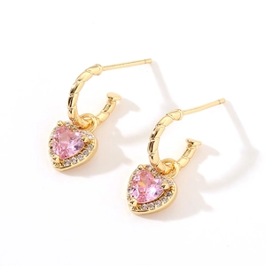 Elegante goldene Herzohrringe mit rosa Zirkonia und Diamant-Pavé auf weißem Hintergrund