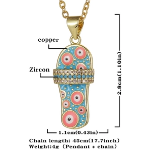 Detail van koperen slipper hanger met blauw emaille boze oog patroon en zirkoon inleg