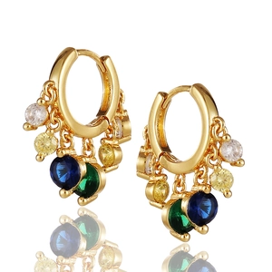 Orecchini a cerchio placcati oro con ciondoli in zirconia cubica colorata da donna