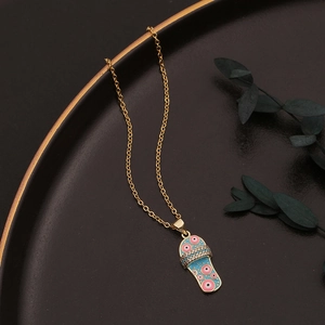 Detail van boze oog slipper hanger met blauw emaille en zirkonia op een gouden ketting