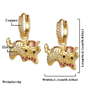 Detalle de pendientes de tigre dorados con circonitas engastadas de 2,1 cm de largo