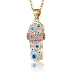 Detail van roze slipper hanger met evil eye patroon en glinsterende zirkonia steentjes