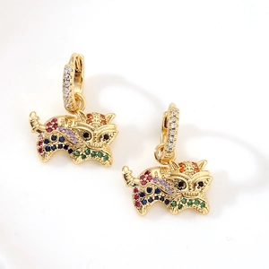 Detalle de pendientes de tigre dorado con circonitas multicolores y motivo de corona