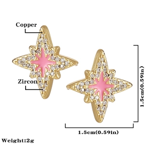 Dettaglio di orecchini a stella ottagonale dorati con zircone e smalto rosa intarsiato