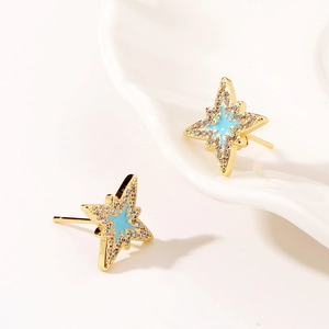 Orecchini a perno a stella a otto punte in oro con smalto blu e micro-pavé di zirconi