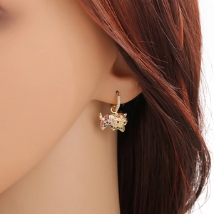 Detalle de pendientes de tigre con circonitas de colores sobre cobre chapado en oro