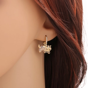 Pendientes de tigre en cobre dorado con circonitas azules y moradas en modelo