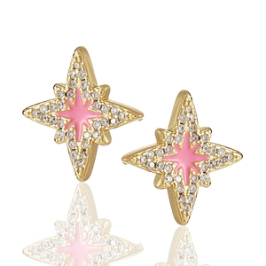 Dettaglio di orecchini a stella dorati con smalto rosa e pavé di pietre in zircone