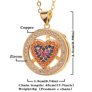Detail van de 2,5 cm draaibare hartvormige hanger met gekleurde zirkoon en messing ketting