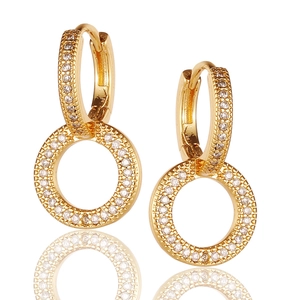 Eleganti orecchini a cerchio dorati con zirconi pavé e pendenti circolari lucidi