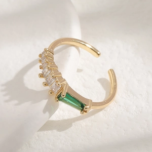 Bague ajustable plaqué or avec pierres de zircone rectangulaires vertes et claires