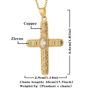 Dettaglio del ciondolo a croce placcato oro 18K con zircone ovale e base in rame puro