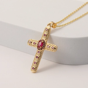 Collana con croce da donna placcata in oro 18K con eleganti pietre rosse rubino