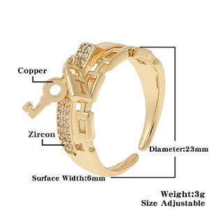 Vue détaillée d'une bague en cuivre ajustable avec zircon et breloques serrure et clé