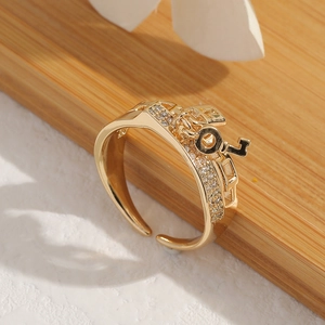 Bague ajustable dorée avec zircons brillants et un pendentif délicat en forme de clé