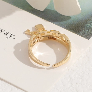 Bague ajustable dorée avec breloques serrure et clé ornées de cristaux brillants