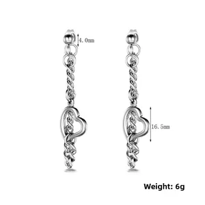 Vue détaillée des boucles d'oreilles cœur en acier titane avec dimensions 4mm et 16,5mm
