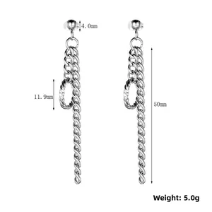 Detail van 50 mm lange stalen kettingoorbellen met 4 mm kralen en ringvormige schakels