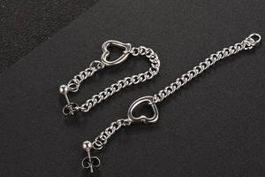 Boucles d'oreilles pendantes en acier argenté avec chaînes fines et breloques cœur