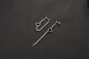 Détails des boucles d'oreilles en acier titane argenté avec cœurs et pampilles à chaîne