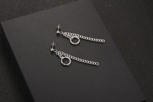 Detail van zilveren titanium stalen kettingoorbellen met ring op zwarte display