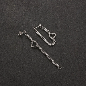 Boucles d'oreilles asymétriques en chaîne d'argent avec cœur en acier inoxydable