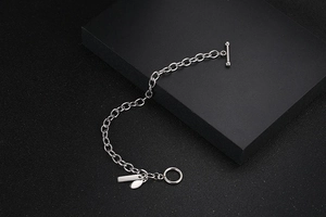 Detailaufnahme des Titanstahl-Armbands mit OT-Verschluss auf schwarzem Grund