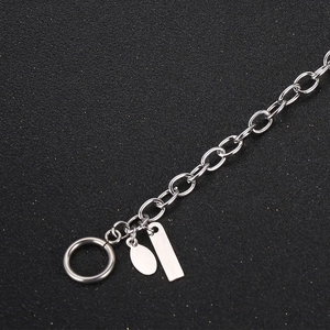 Minimalistisches silbernes Titanstahl-Kettenarmband mit ovalen und rechteckigen Anhängern