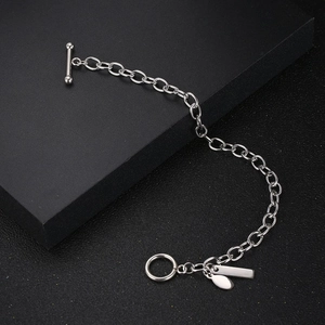 Minimalistisches Armband aus Titanstahl mit OT-Verschluss und Metallanhängern in Silber