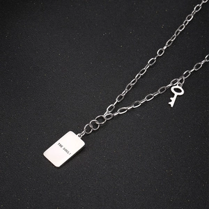 Collar unisex con placa rectangular grabada THE SOUL y un pequeño colgante de llave