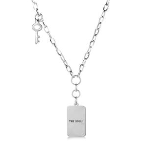Collar plateado con colgante de llave y placa rectangular grabada con THE SOUL!