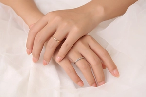 Details von eleganten, minimalistischen Ringen in Roségold und Silber auf der Hand