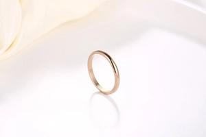 Makroaufnahme der 18K Roségold-Titanstahlringband mit glatter polierter Oberfläche