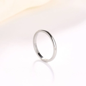 Polierter minimalistischer silberner Titanstahlring mit glänzendem Spiegelfinish
