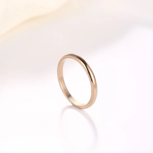 Polierter minimalistischer Ring aus 18K Roségold-Titanstahl mit glatter Spiegeloberfläche